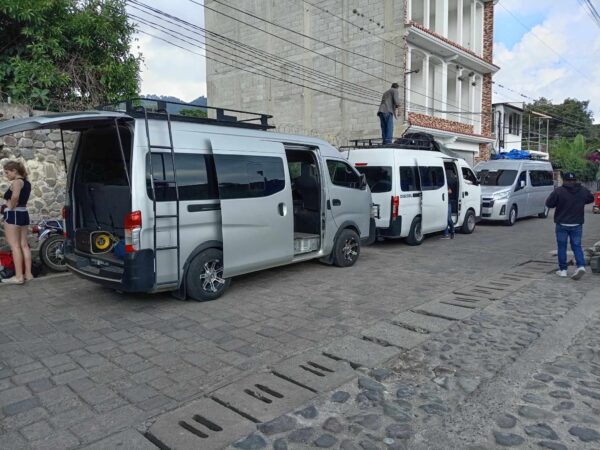 Shuttle bus Colectivo de con salidas desde Panajachel